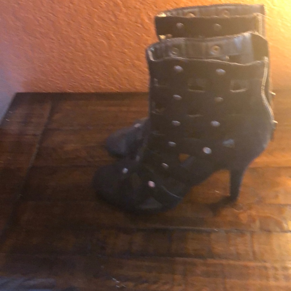 Shoes - Picture 2 of 5